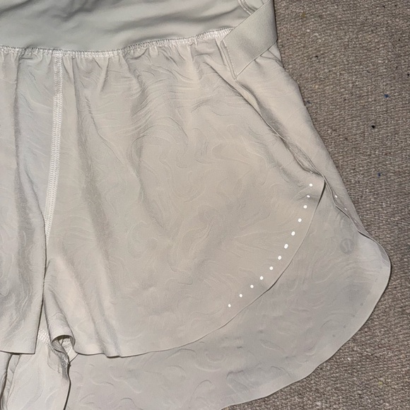 Lululemon Printed Cream Shorts - Picture 3 of 5